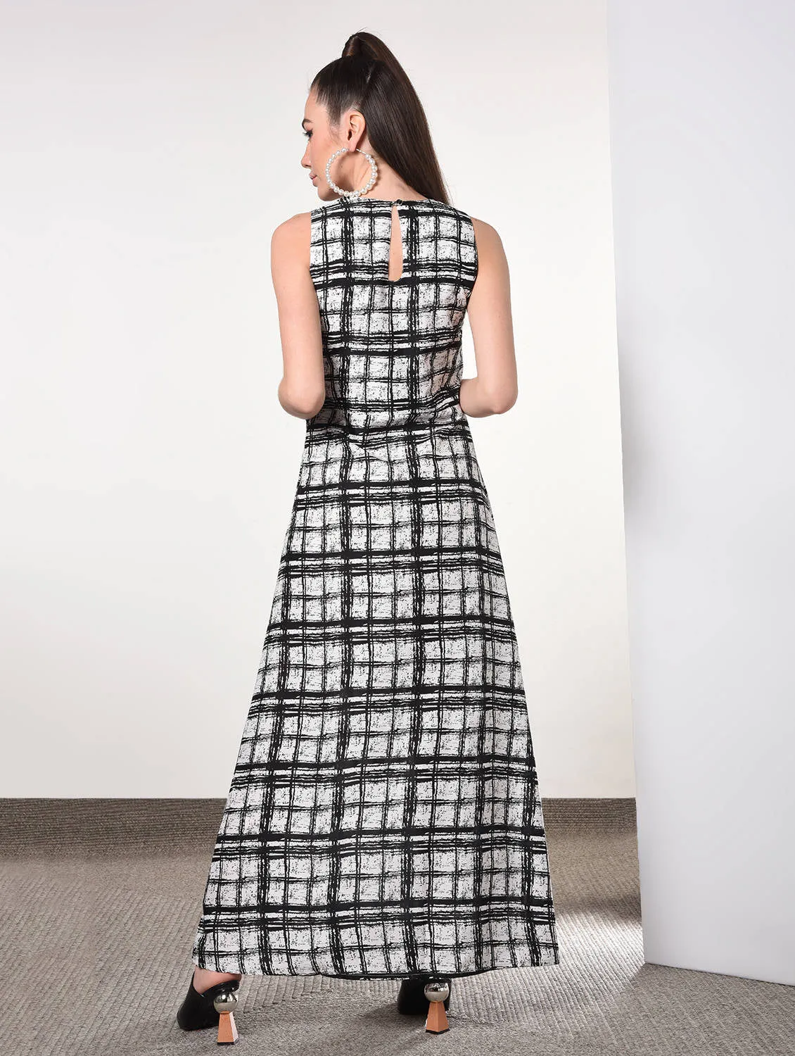 Round neck checkered maxi dress